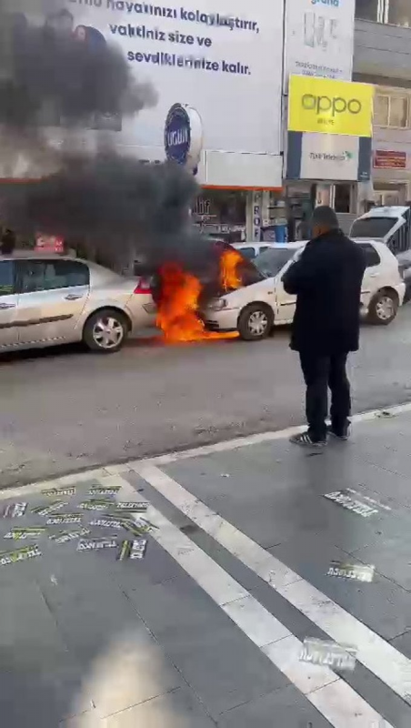 LPG’li otomobil, cadde ortasında alev alev yandı